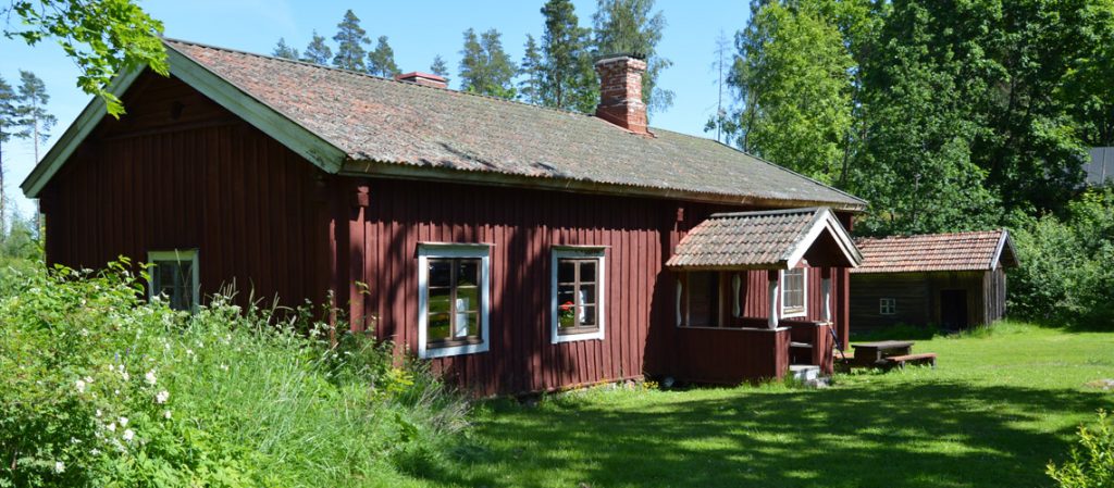 Vanha punainen puurakennus Sibbesgårdenin museolla.