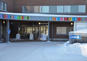 Nickby social- och hälsostationens huvudingång under vintertid.