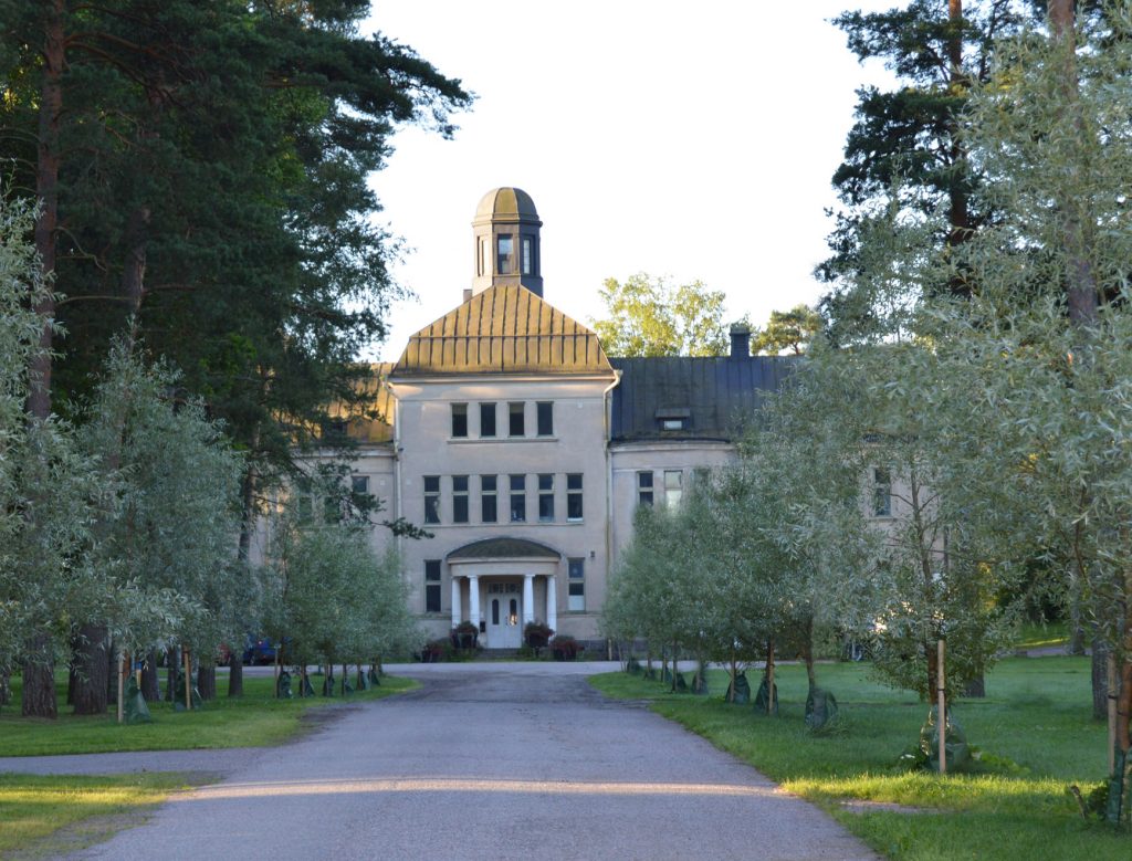 Nikkilän vanhan mielisairaalan hallintorakennus kesällä.