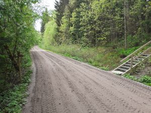 Kalkinpolttaja trail rises towards the forest from the road.