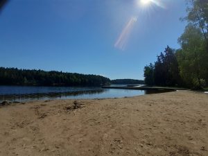 Pilvijärven uimarannan hiekkaranta ja laituri.