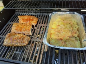 På Krogen's ribs and pressed new potatoes on the grill.