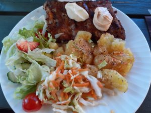 Grilled ribs, pressed new potatoes and salads from På Krogen's picnic bag.