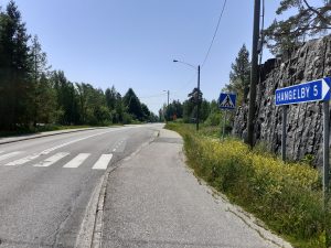 Kassiviksvägens busshållplats på Kalkstrandsvägen i riktning mot Kalkstrands hamn.