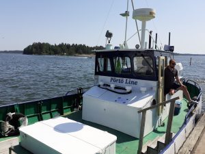 Pörtö Line's ship M/S Sibbe and the vessels captain.