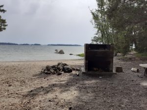 Grillplats vid sandstrand på Norrkullalandet.