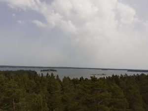 Näkymä Norrkullalandetin näköalatornista kohti Sipoon saaristoa.