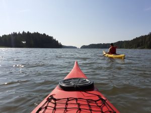 Kajakista otettu kuva Sipoonlahdella, jossa näkyy toinen meloja ja saaristoa.