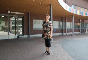 Leena Kokko Nikkilän sote-talon edessä.