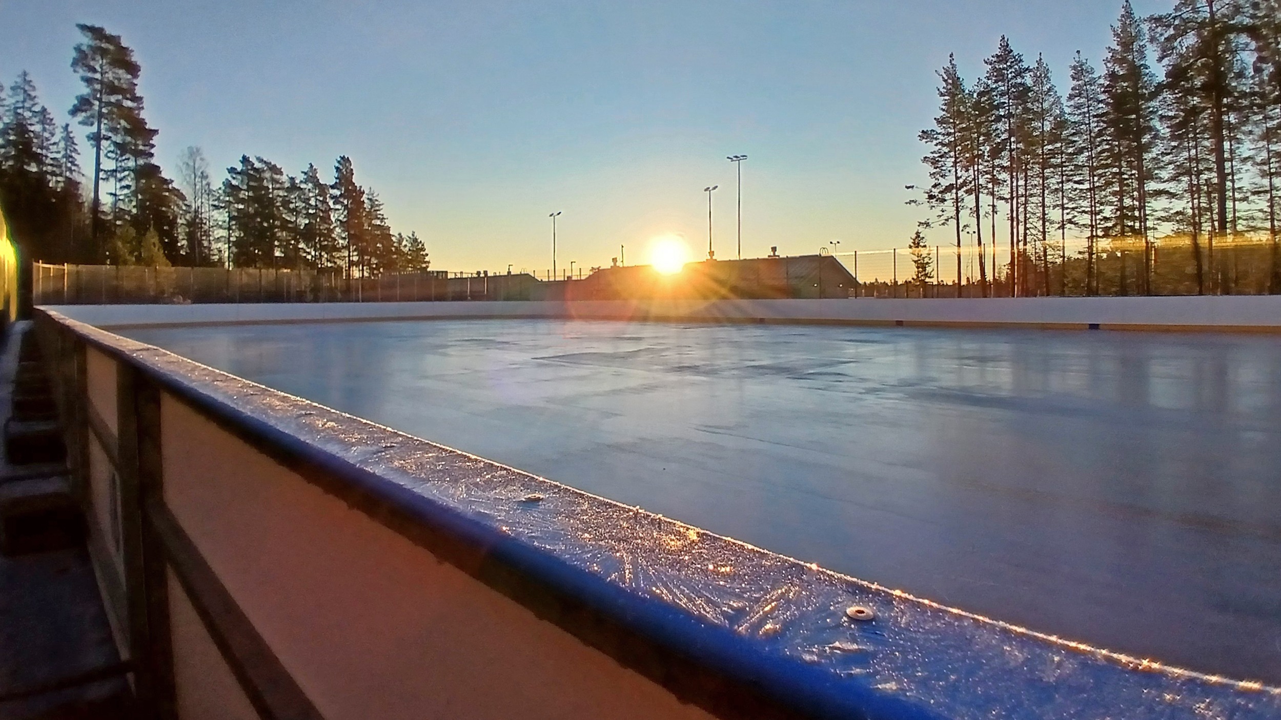 Tekojäärata. Kaukalo ja jää.