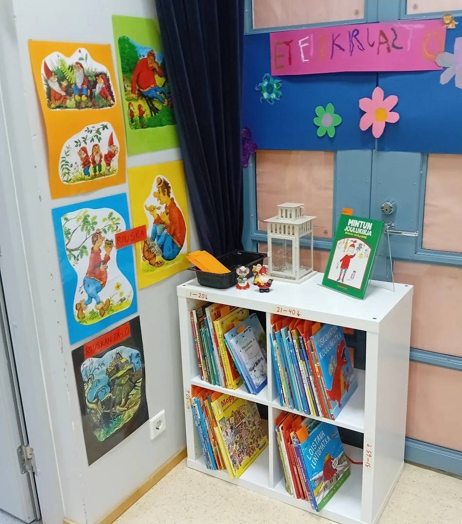 Hylla i hallen med böcker. På toppen av skylten där det står tamburbibliotek.