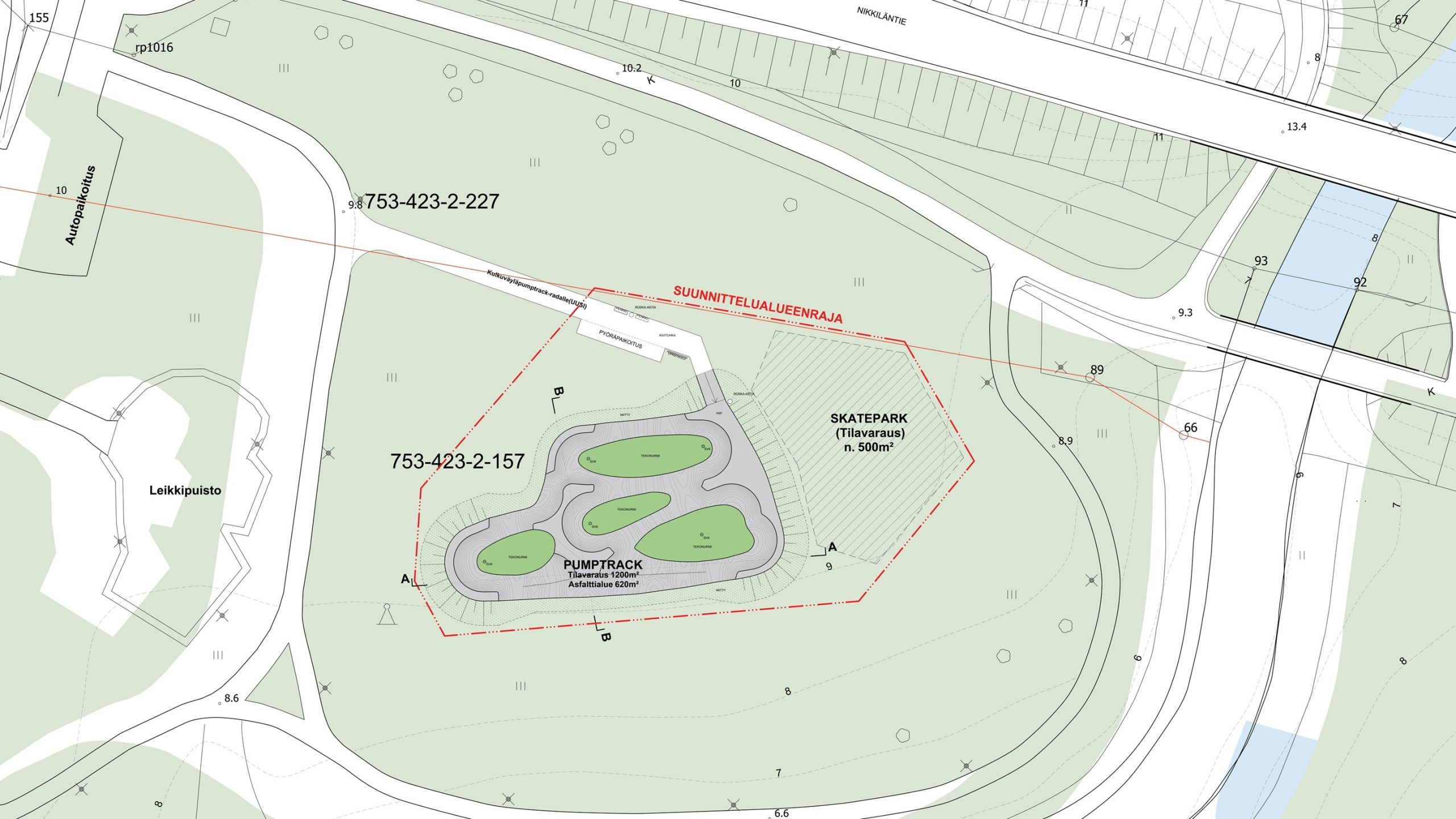 Piirros siitä, mihin kohtaan pumptrack-rata sijoittuu suhteessa leikkipuistoon, Sipoonjokeen ja Nikkiläntiehen.