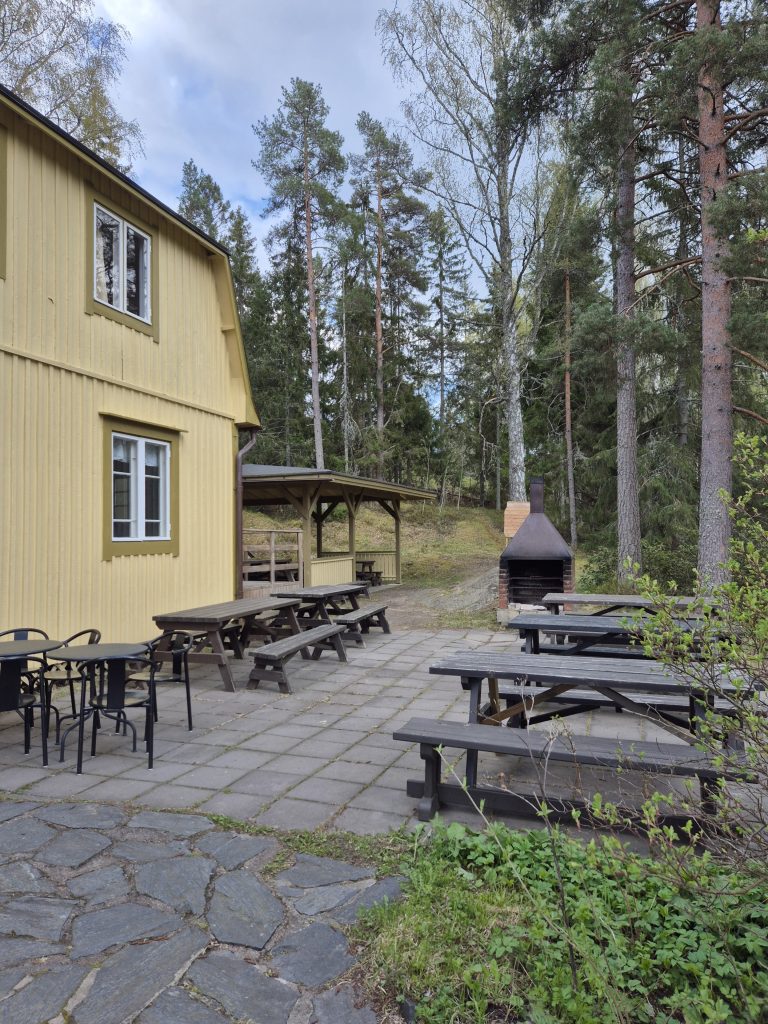 Lövhyddanin ulkoruokailualue