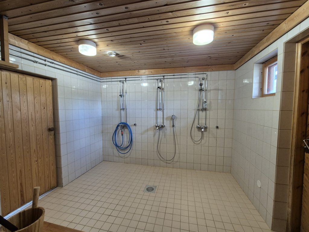 Suihkutila jossa kolme suihkua