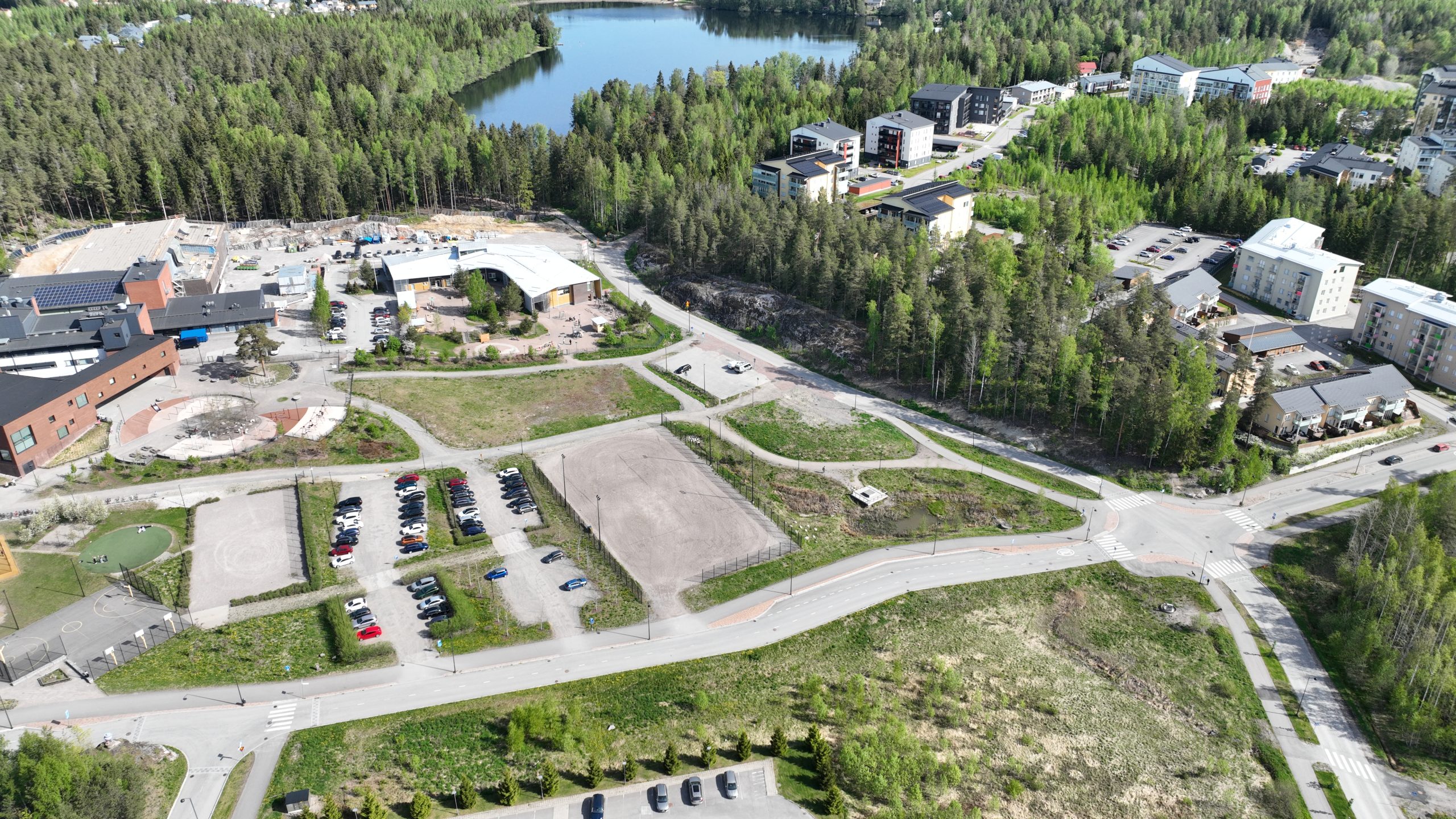 Ilmakuva, jossa näkyy Söderkulla skolan tyhjä tontti ja sen ympäristöä.