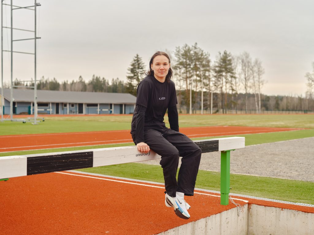 Senni Salminen sitter i Nickbys idrottsplan.