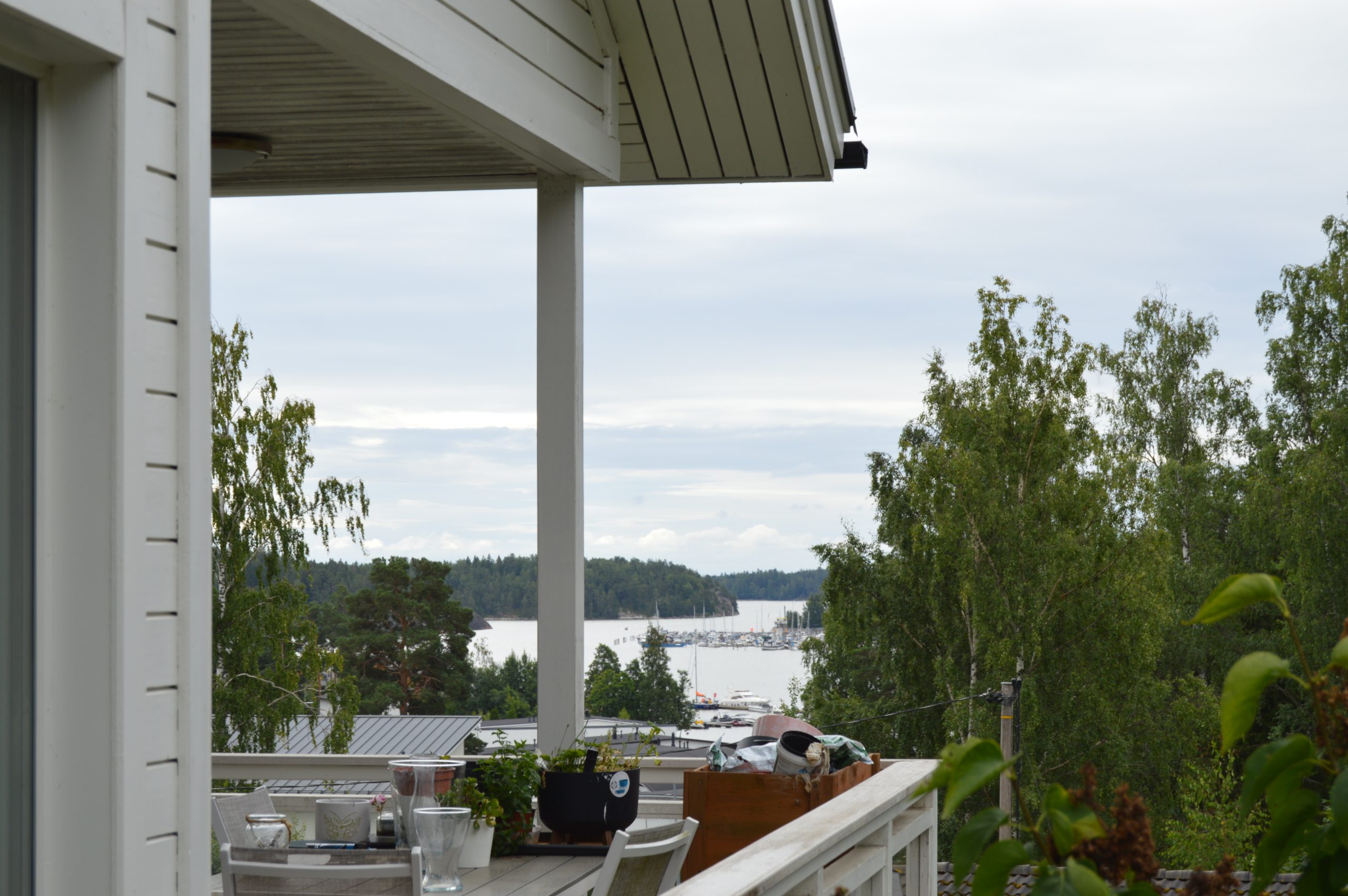 Vy över villan från terrassen till havet.
